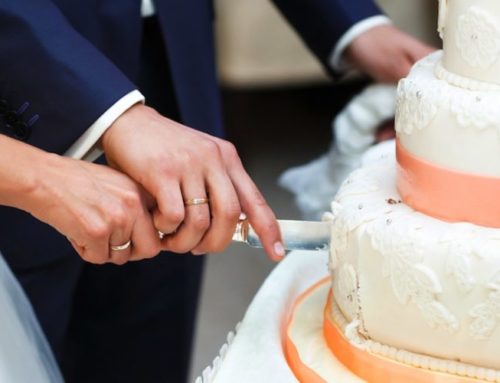 How to Cut a Wedding Cake